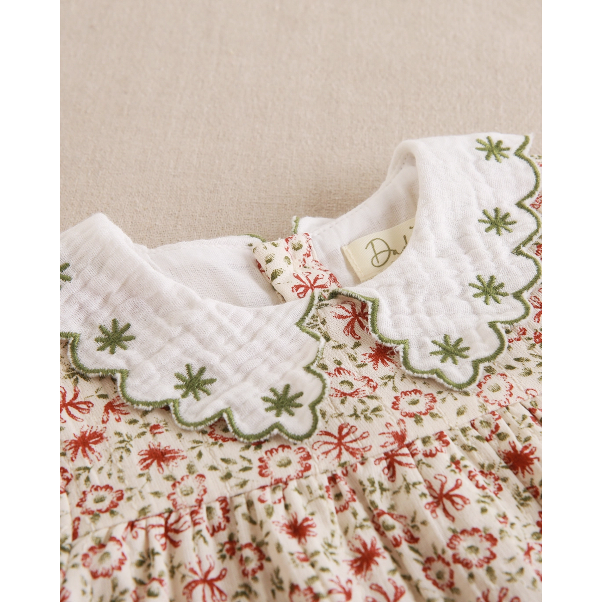 VESTIDO NIÑA CON CUELLO DE FLORES BORDADAS